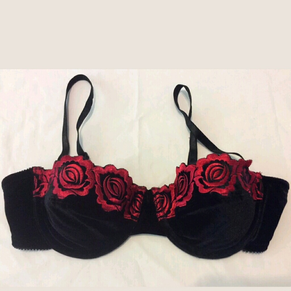 Secret Treasures  36 B Black Bra~Red Rose Trim~